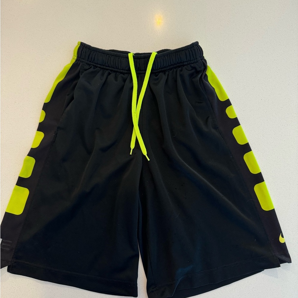 Boys Nike Dry Fit basketball shorts size Medium